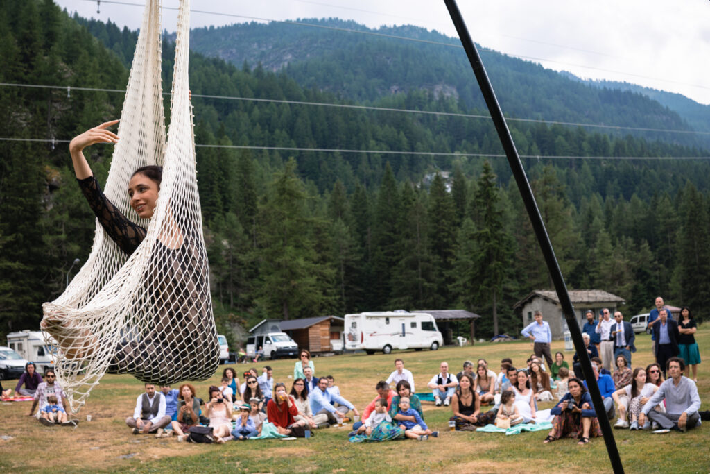 Le amiche di elena, artiste circensi, coinvolgono gli invitati