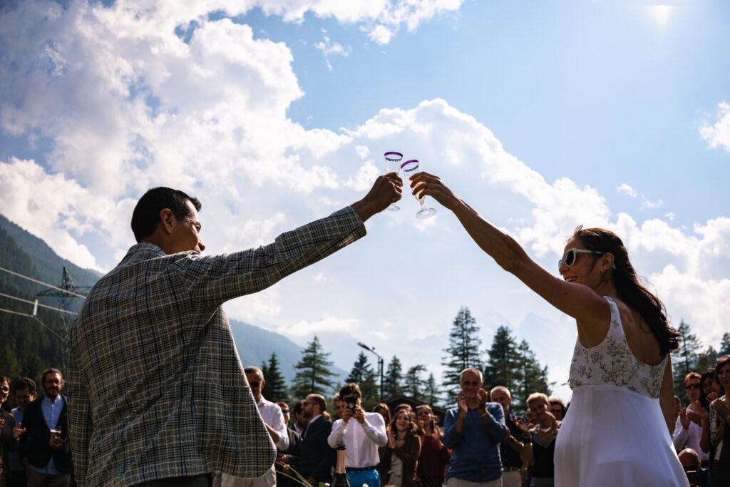 Il brindisi degli sposi, ultima fase del loro matrimonio, amici, montagne, felicità