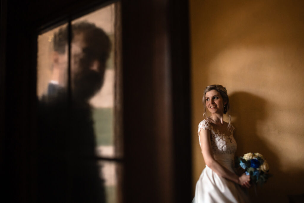 Sguardi e momenti degli sposi nelle sale del Castello dei Solaro