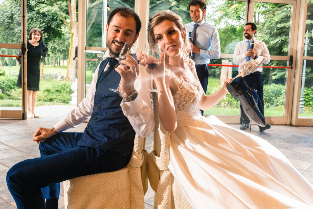 Sposi che ridono durante il ricevimento