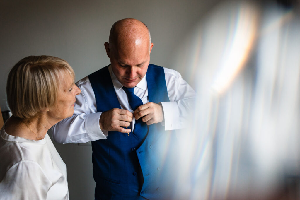 Sposo con la mamma durante i preparativi a Tenuta Variselle