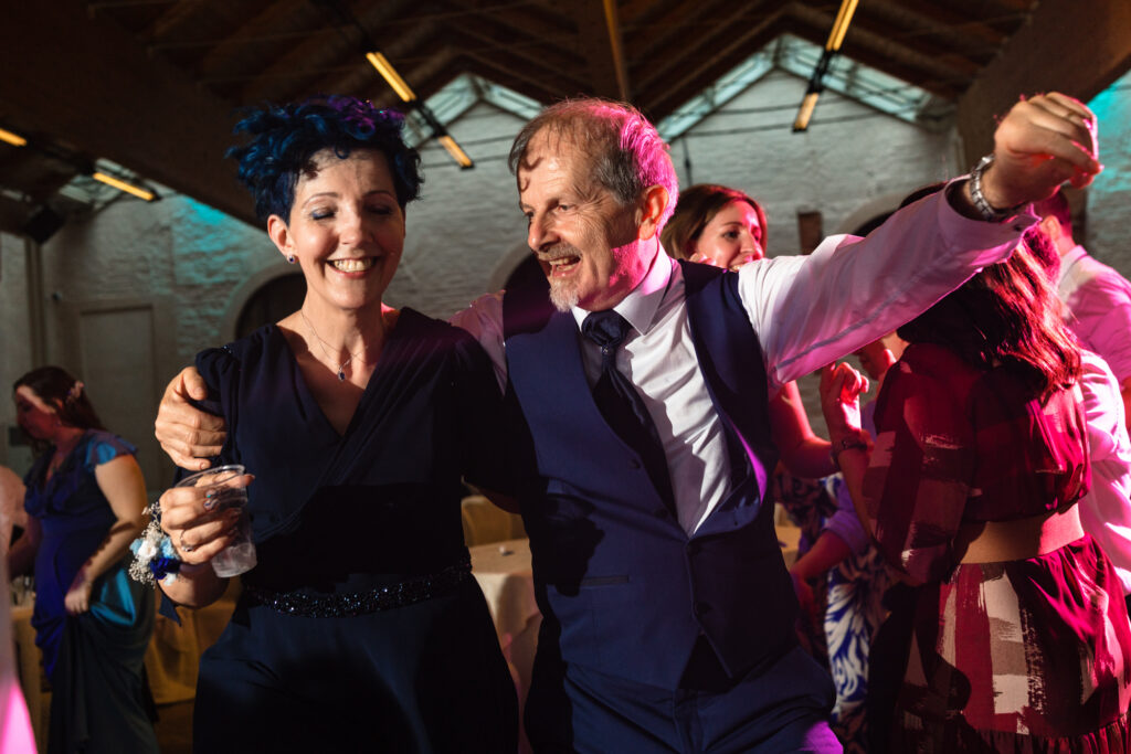 Genitori di Jessica felici durante i balli