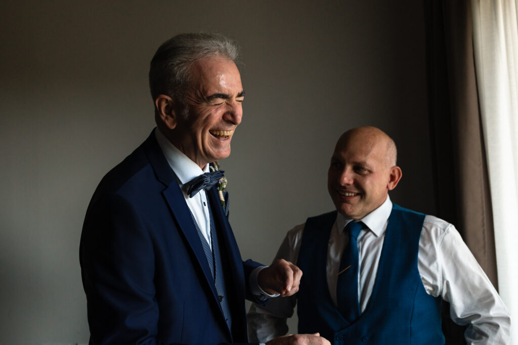 Sposo con il suo migliore amico a Tenuta Variselle