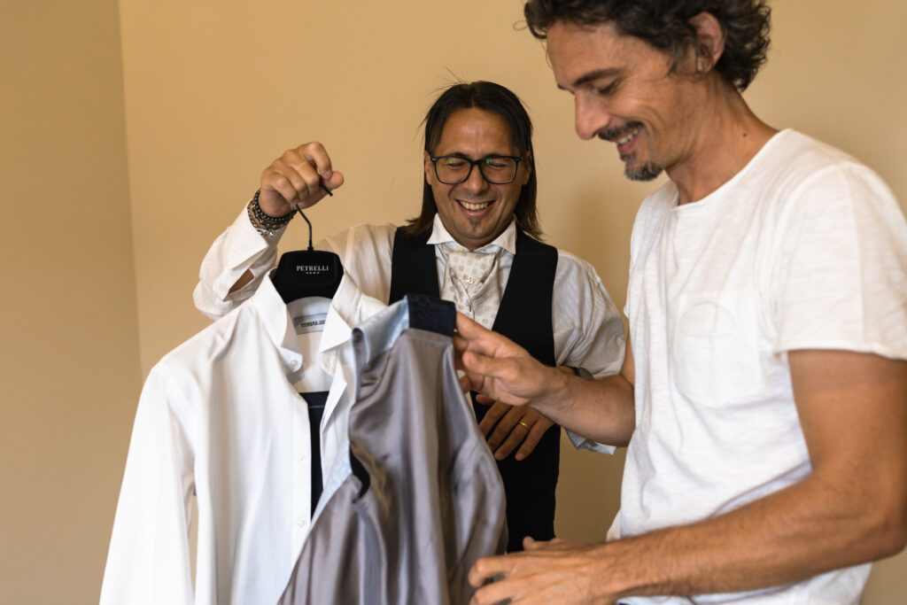 Lo sposo con gli amici durante la preparazione 