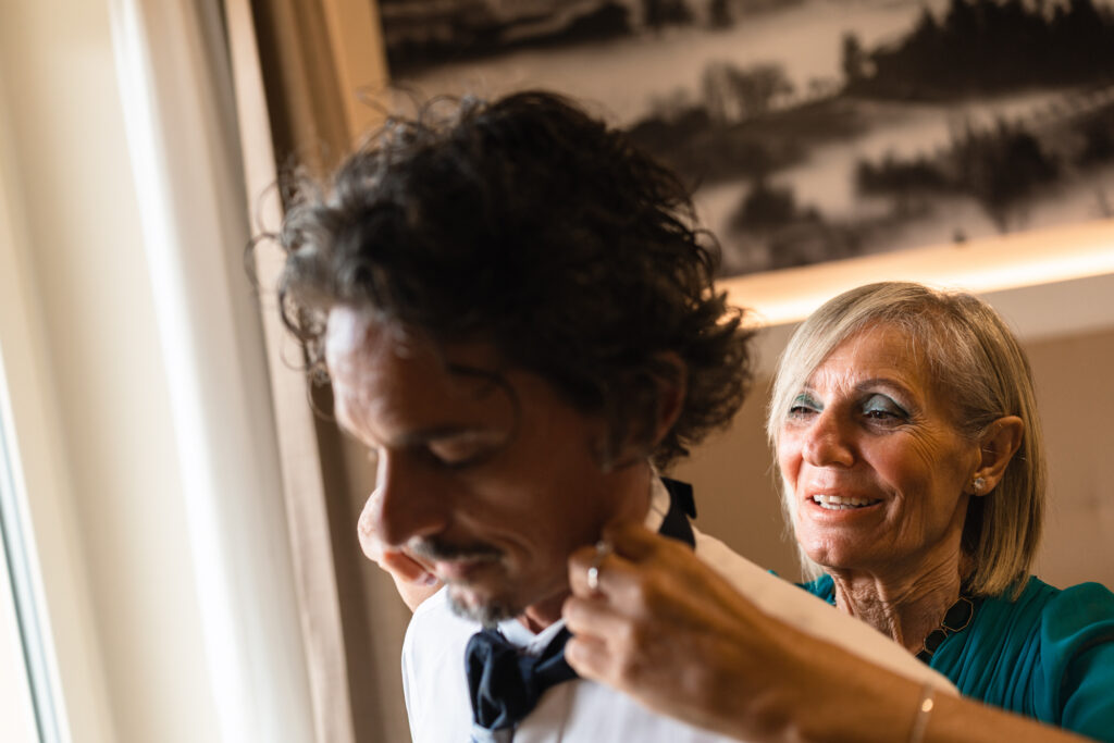 Ultimi controlli della mamma allo sposo 