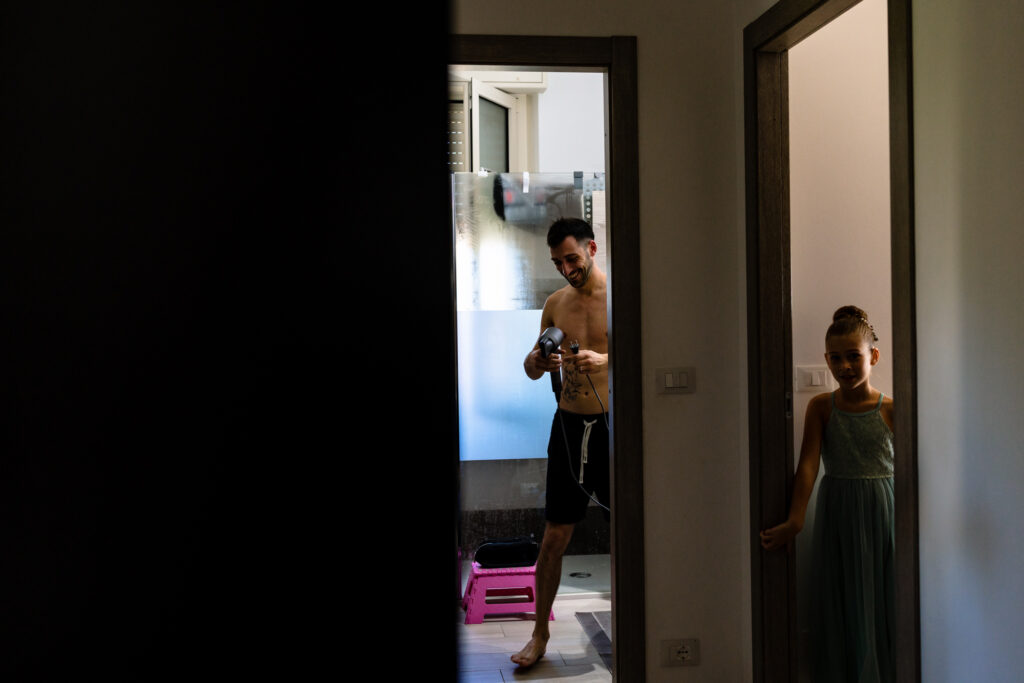 Lo sposo e la nipotina prima della preparazione