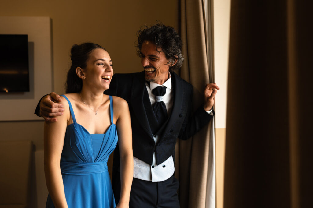 Lo sposo con la figlia in un momento spontaneo