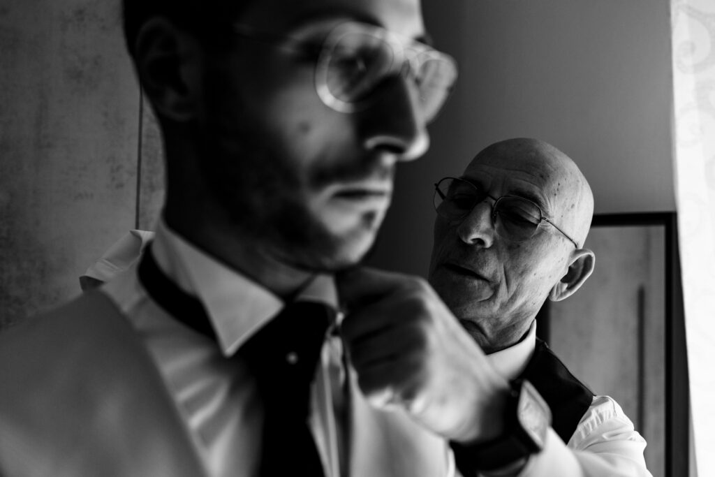 “Mirko mentre si veste a casa con l’aiuto del papà”