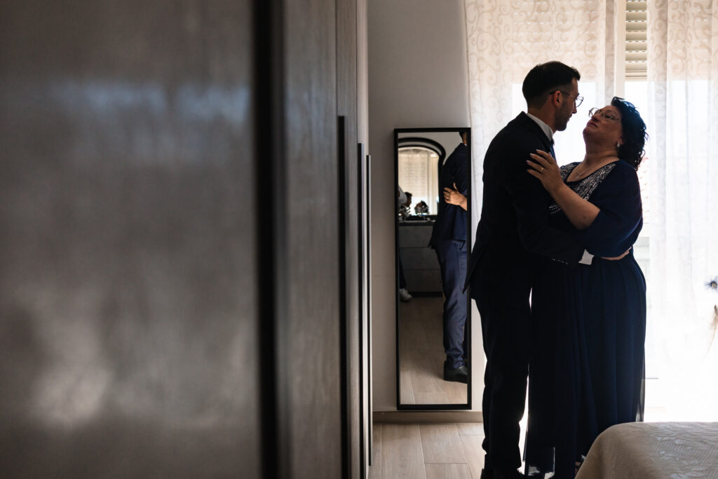 L'abbraccio di mamma prima della cerimonia