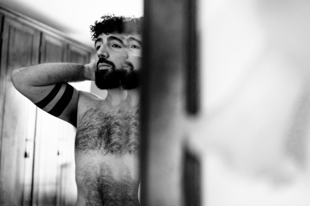 Emanuele prima di vestirsi, ultimi ritocchi ai capelli 