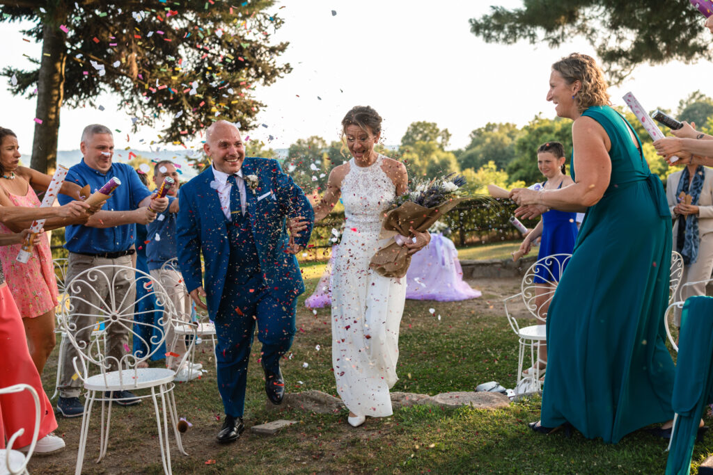 Uscita degli sposi tra coriandoli bolle di sapone a Tenuta Variselle – Matrimonio Lago di Viverone