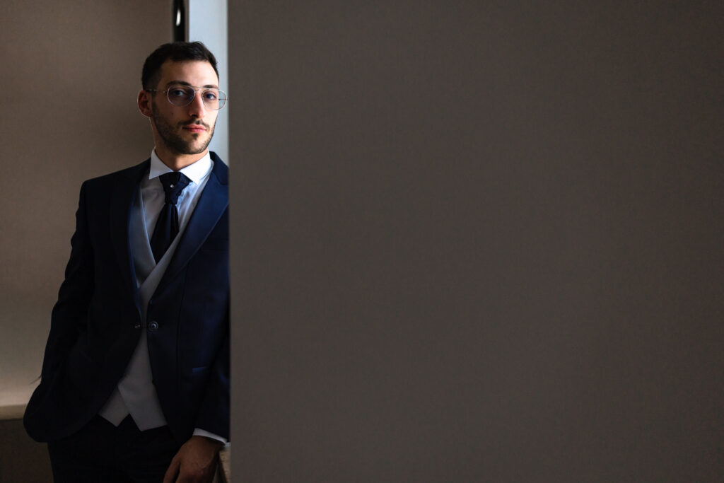 Ritratto dello sposo durante i preparativi