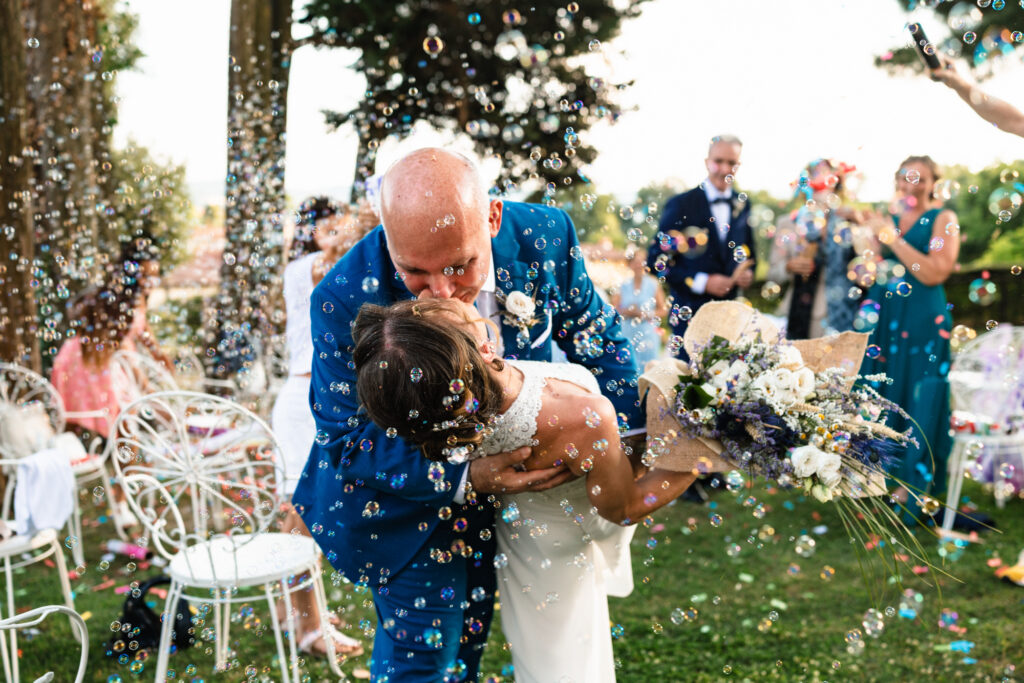 Il bacio con il Casquè a Tenuta Variselle – Matrimonio Lago di Viverone