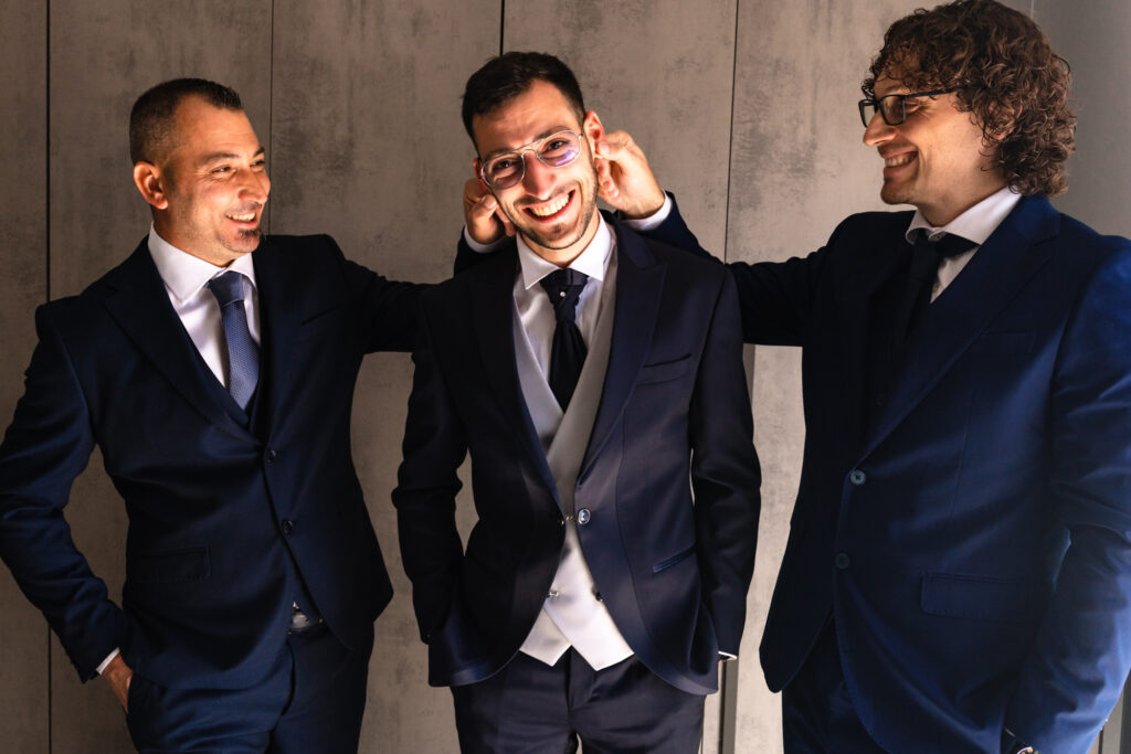 “Sorriso tra Mirko e i testimoni durante la preparazione”