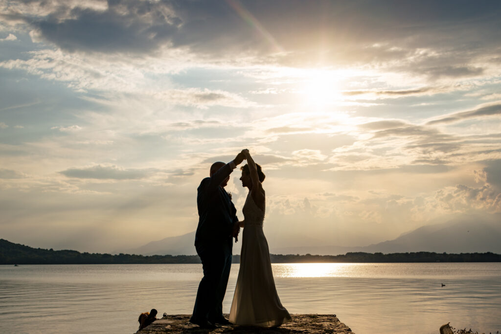 Foto di coppia al tramonto sul Lago di Viverone