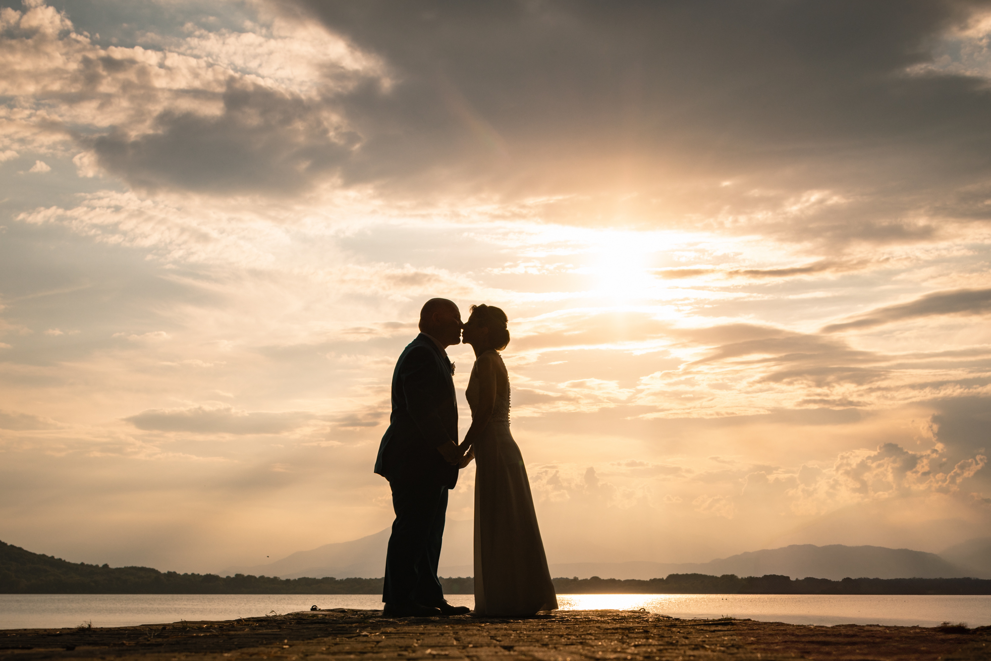 Foto di coppia al tramonto sul Lago di Viverone