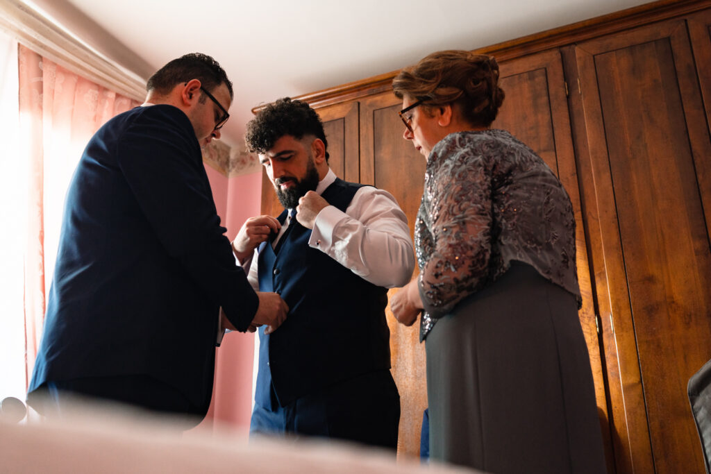 Ultimi ritocchi al vestito con il fratello e la mamma 
