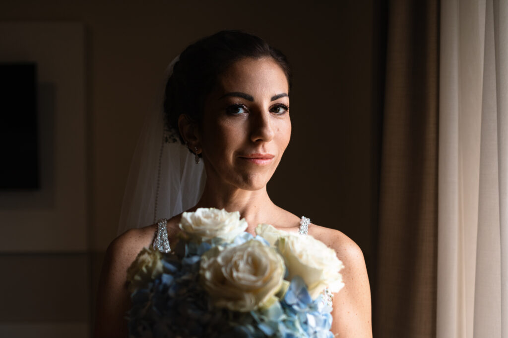 sguardo della sposa con il bouquet