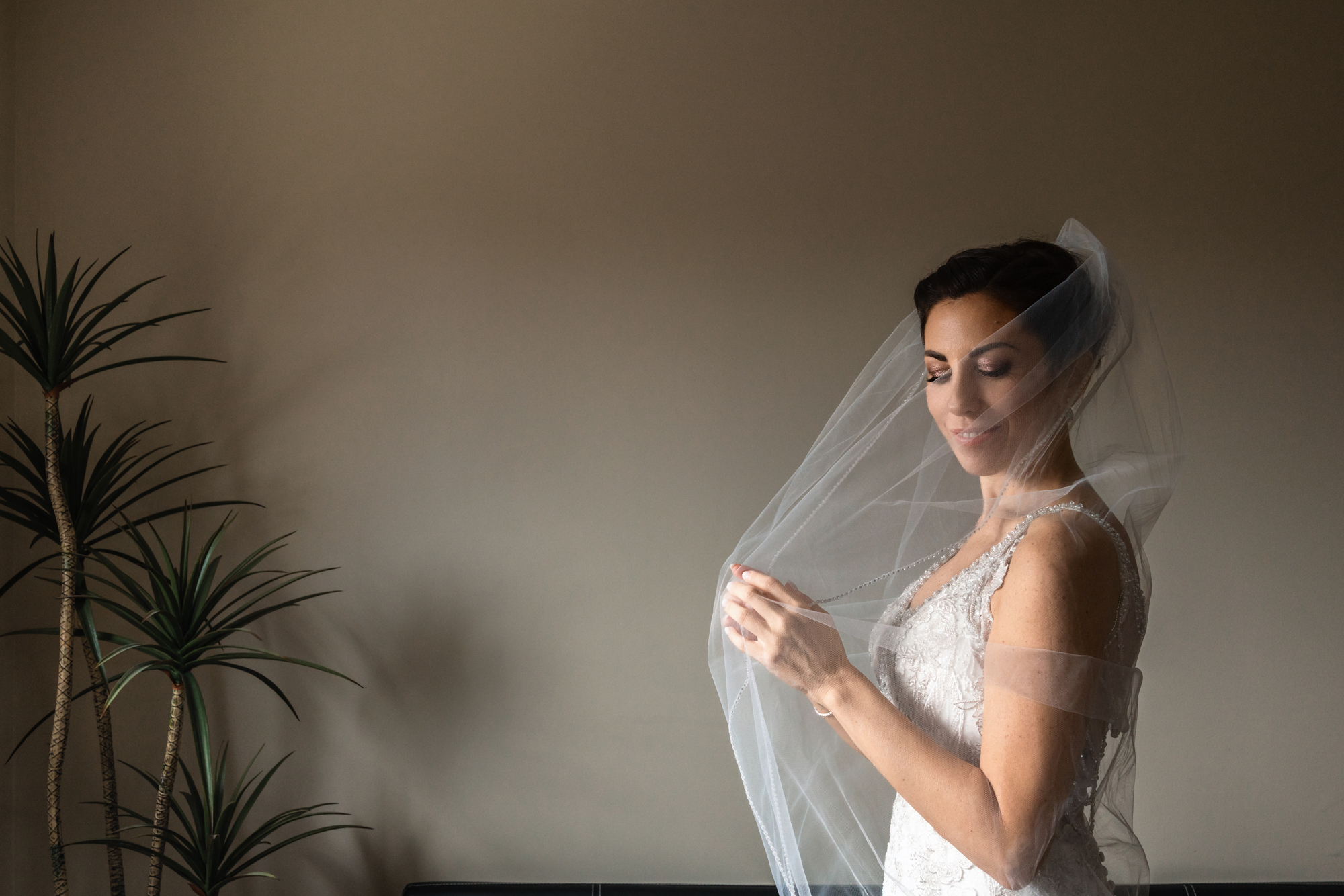 Ultimi aggiustamenti del velo della sposa