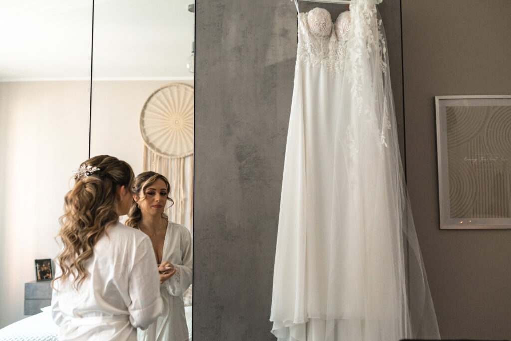 “Letizia osserva il vestito allo specchio”