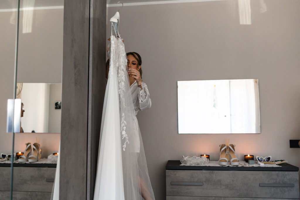 Momento della vestizione della sposa