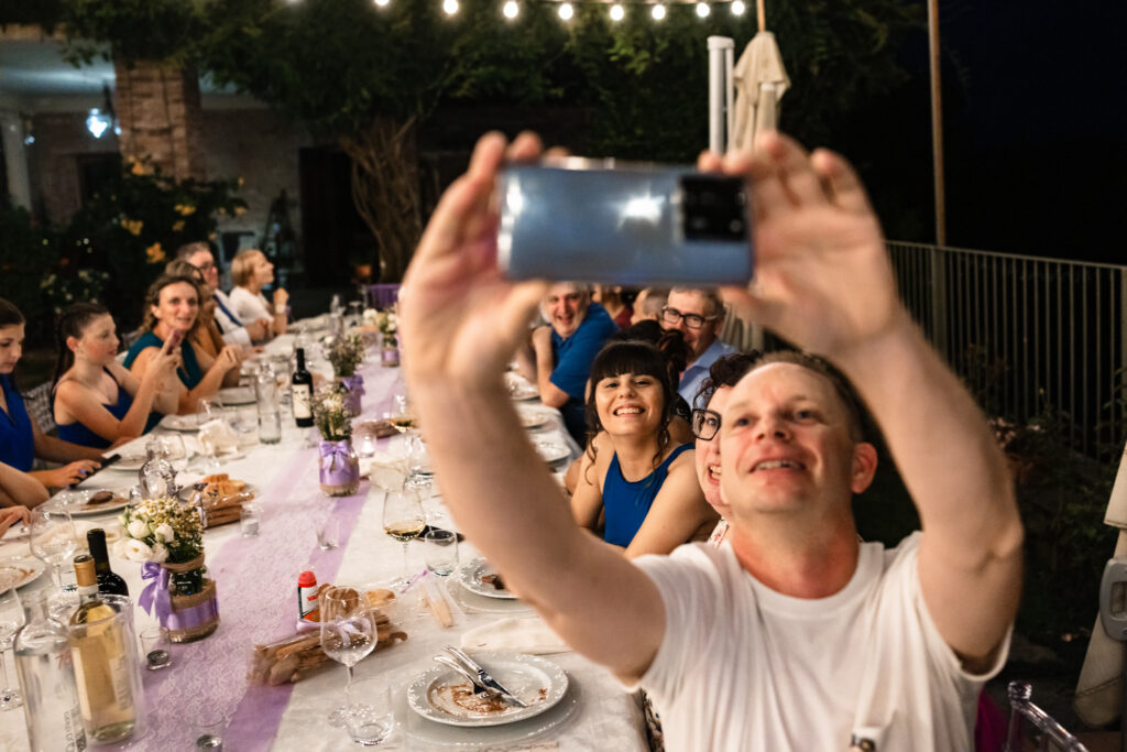 Momento di festa durante la cena in location a Tenuta Variselle
