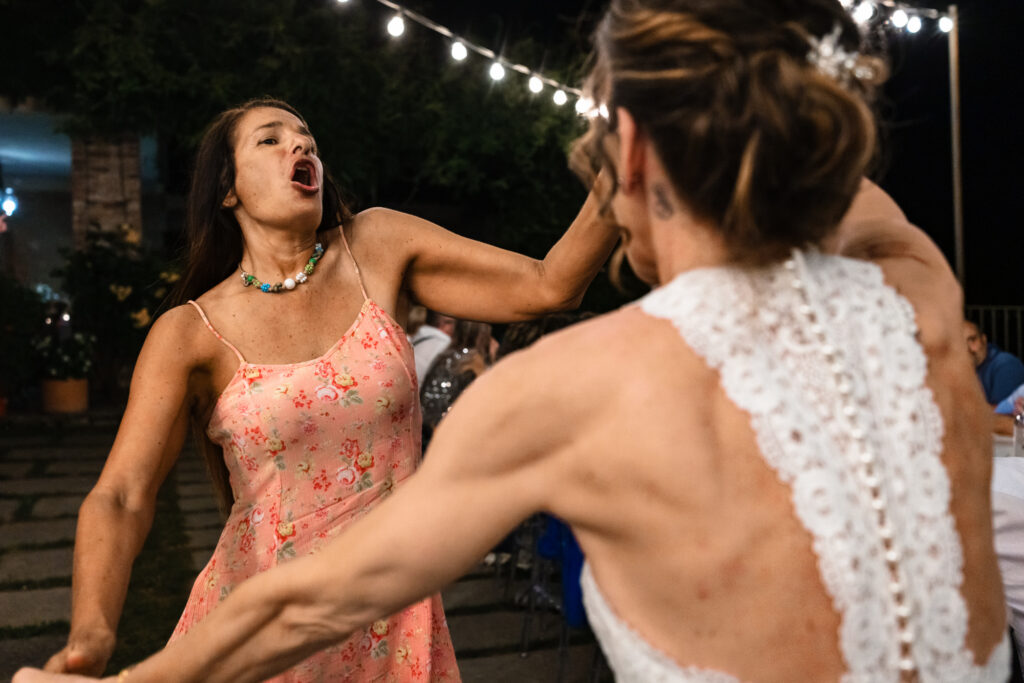 balli della migliore amica con la sposa alla Tenuta Variselle