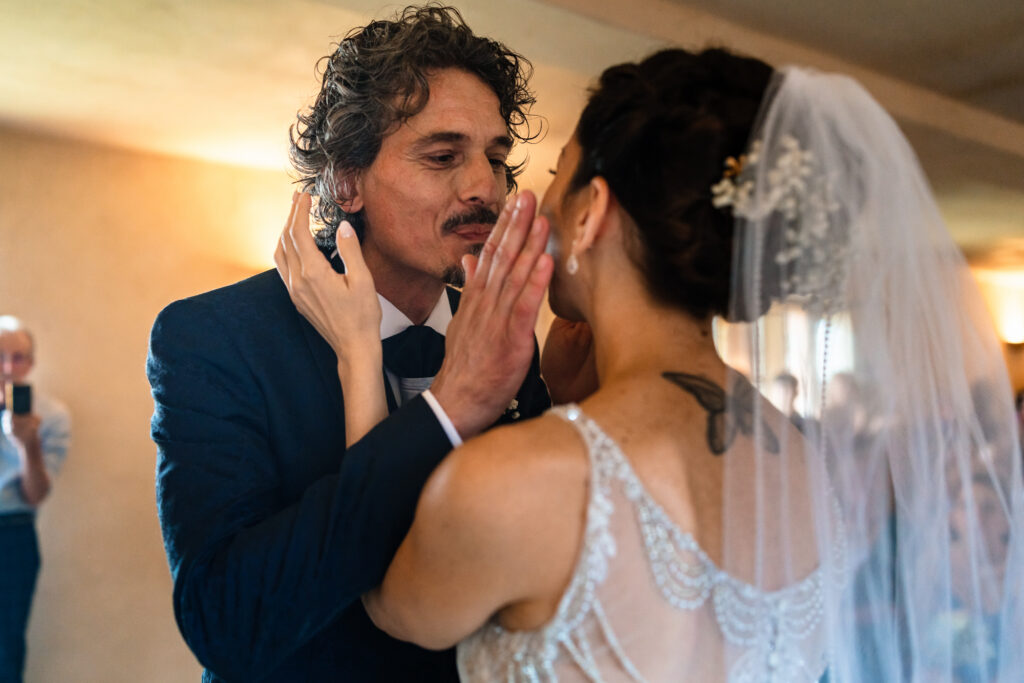 Sguardi innamorati degli sposi durante il rito civile