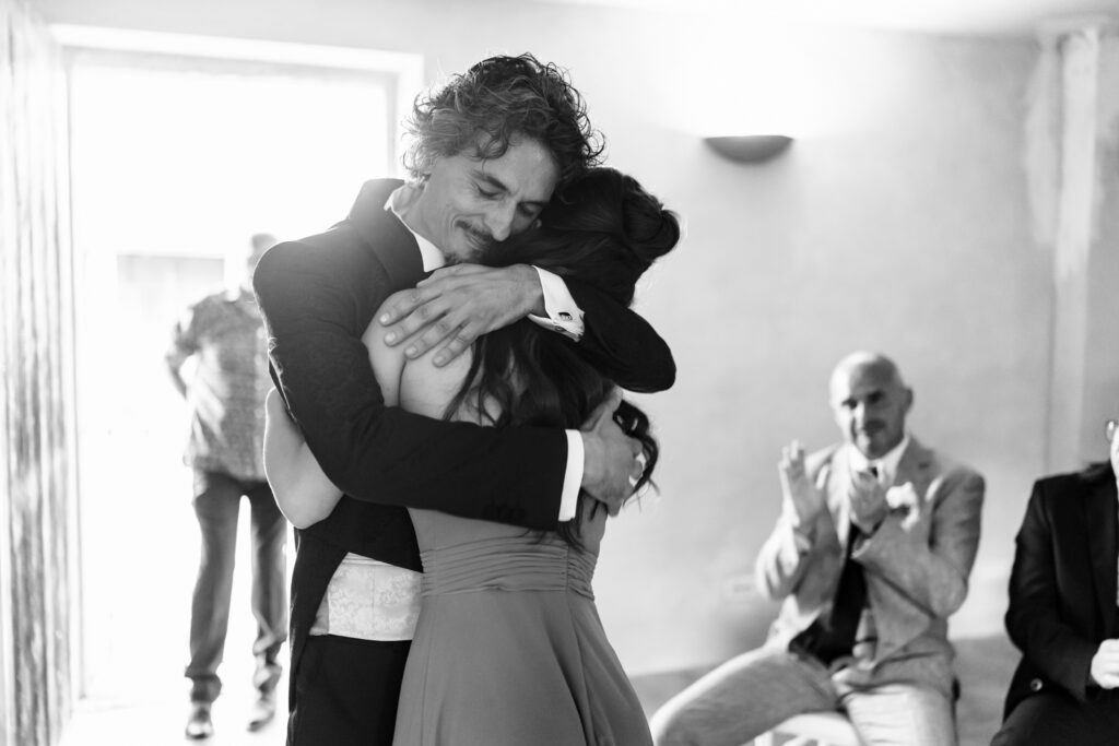 Abbraccio del papà con la figlia