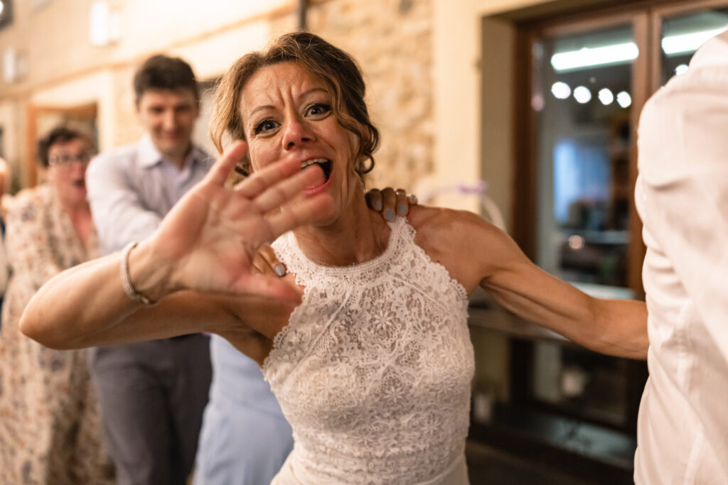 Un momento del trenino con la sposa durante i balli alla Tenuta Variselle