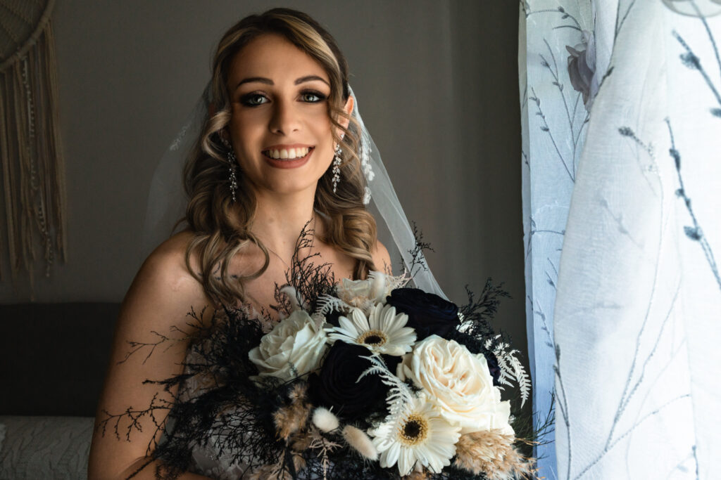 “Primo piano di Letizia con il bouquet"