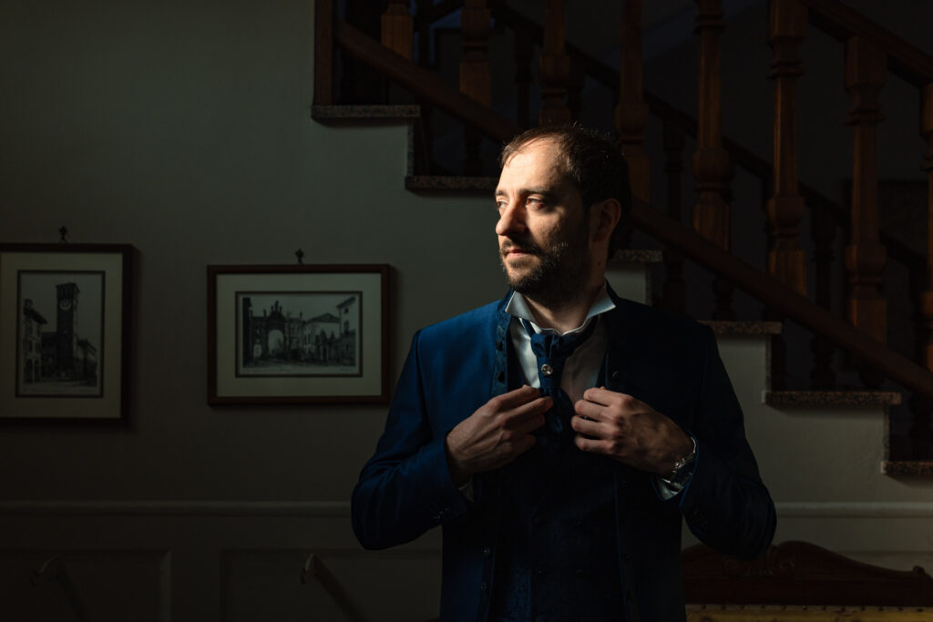 Preparazione dello sposo a Cherasco, Enrico indossa la giacca