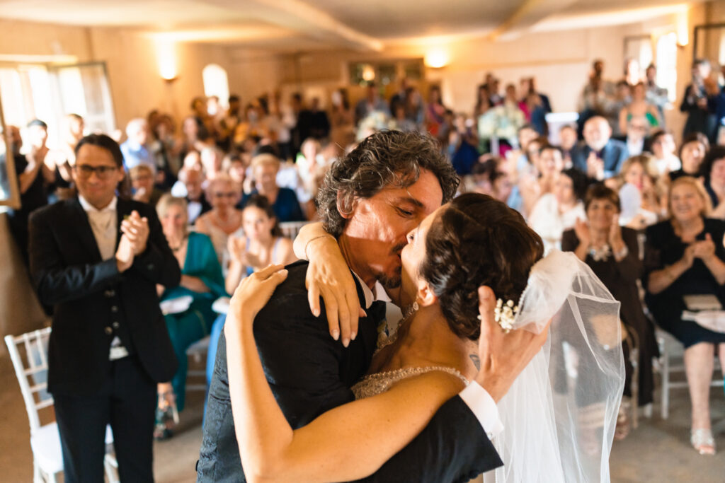 Bacio della coppia finalmente sposi