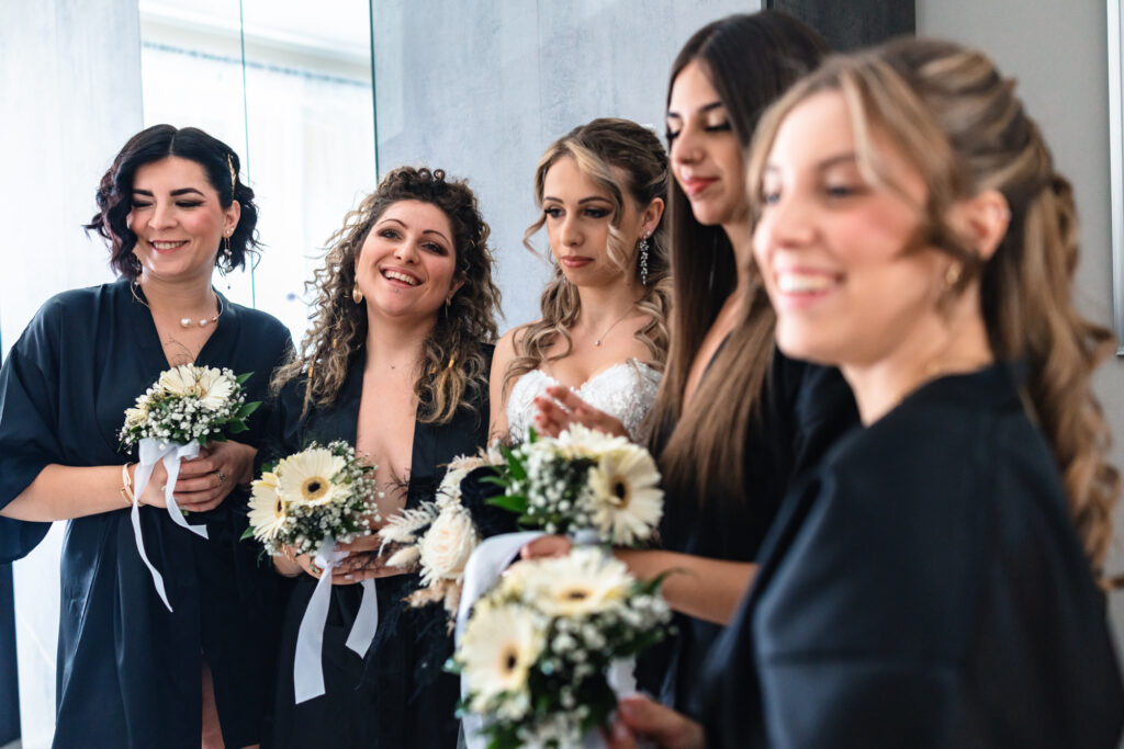 Foto di gruppo con le damigelle