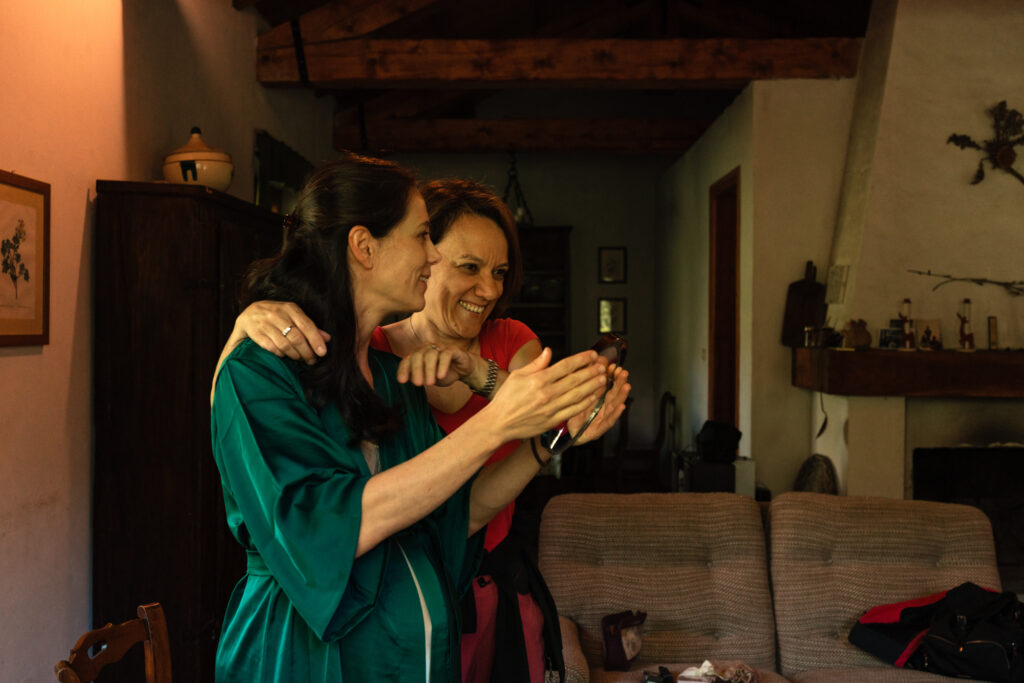 Attimi di emozione con la sorella durante i preparativi